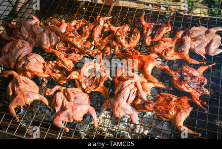 Quaglie alla griglia sulla griglia marinati / di Quaglie arrosto bird per cibi cotti Foto Stock