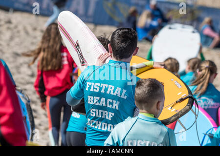 Giovani novizi surf preparando per una lezione di surf con il Fistral Beach Surf School in Newquay in Cornovaglia. Foto Stock