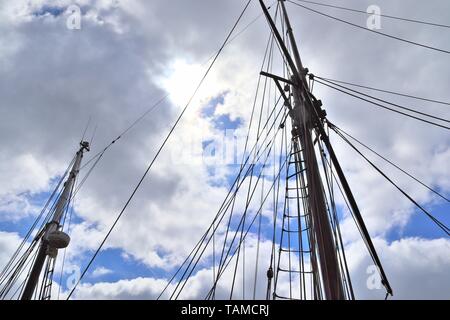 Il vecchio negozio di vela il montante e la corda al porto di Kiel in una giornata di sole Foto Stock