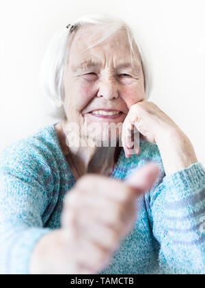 Happy 96 anni donna anziana dando un pollice in alto e guardando la fotocamera. Foto Stock