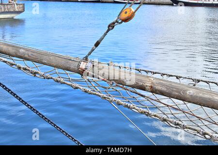 Il vecchio negozio di vela il montante e la corda al porto di Kiel in una giornata di sole Foto Stock