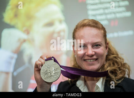 L'ex-hammer thrower Betty Heidler stand con una medaglia d'argento nella parte anteriore di una foto che ella mostra ai Giochi Olimpici di Londra 2012. L'atleta è stato successivamente assegnato la medaglia d argento perché il poi vincitore russo è stato squalificato per doping al 2012 in occasione dei Giochi Olimpici di Londra. Foto: Andreas Arnold/dpa Foto Stock