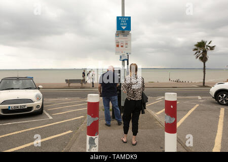 Southend on Sea, Regno Unito. 26 Maggio, 2019. La gente que per acquistare un biglietto di parcheggio a Westcliff on Sea. Scene di Leigh e Southend on Sea, Essex, come la gente ottiene fuori per godere del lungo weekend. Penelope Barritt/Alamy Live News Foto Stock