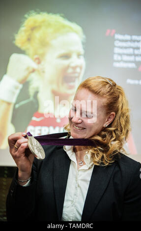 L'ex-hammer thrower Betty Heidler stand con una medaglia d'argento nella parte anteriore di una foto che ella mostra ai Giochi Olimpici di Londra 2012. L'atleta è stato successivamente assegnato la medaglia d argento perché il poi vincitore russo è stato squalificato per doping al 2012 in occasione dei Giochi Olimpici di Londra. Foto: Andreas Arnold/dpa Foto Stock