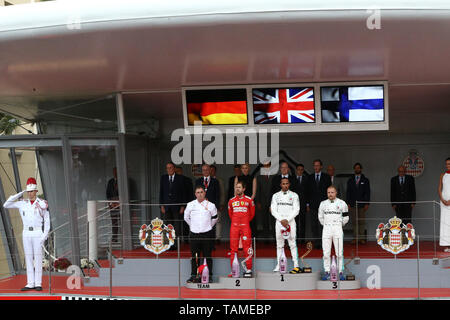 Monte Carlo, Monaco. 26 maggio , 2019. Vincitore Mercedes' driver britannico Lewis Hamilton (2R) sorge sul podio accanto alla seconda Ferrari il pilota tedesco Sebastian Vettel e il terzo posto di Mercedes driver finlandese Valtteri Bottas sul podio dopo il Principato di Monaco di Formula 1 Grand Prix Credit: Marco Canoniero/Alamy Live News Foto Stock