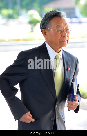 Bangkok, Tailandia. 25 Maggio, 2019. Thailandia dell ex primo ministro Chuan Leekpai arriva per la riunione di votare per il nuovo presidente della Camera dei Rappresentanti in Bangkok, Thailandia, 25 maggio 2019. Chuan Leekpai è stato eletto il presidente della Camera dei rappresentanti del sabato. Credito: Rachen Sageamsak/Xinhua/Alamy Live News Foto Stock