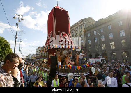 Kiev, Ucraina. 26 Maggio, 2019. I Devoti della Hare Krishna partecipare al festival del Ratha Yatra, o carro processione nel centro di Kiev, Ucraina, il 26 maggio 2019. Ratha yatra, o carro festival, dispone di un enorme carro tirato a mano attraverso le strade Khreschatyk nel centro di Kiev accompagnato da costante il cantare, il salmodiare, tamburi, cembali e balli. Rathayatra è uno dei più importanti e più colorato vacanze in India, e ogni anno a Puri, Orissa, India, più di 500.000 persone stanno celebrando. Credito: Serg Glovny/ZUMA filo/Alamy Live News Foto Stock