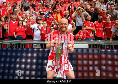 Londra, Regno Unito. 26 Maggio, 2019. Jonny Williams di Charlton Athletic celebra con il trofeo di fronte il Charlton fan. Skybet Football League uno play off finale, Charlton Athletic v Sunderland allo Stadio di Wembley a Londra domenica 26 maggio 2019. Questa immagine può essere utilizzata solo per scopi editoriali. Solo uso editoriale, è richiesta una licenza per uso commerciale. Nessun uso in scommesse, giochi o un singolo giocatore/club/league pubblicazioni . Credito: Andrew Orchard fotografia sportiva/Alamy Live News Foto Stock