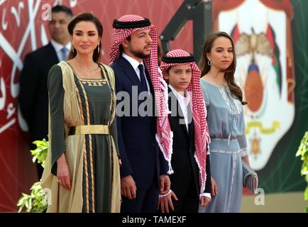 Amman, Giordania. 25 Maggio, 2019. Jordanian la Regina Rania, Principe Ereditario Al Hussein bin Abdullah II, Principe Hashem bin Abdullah e la principessa Salma bint Abdullah (L-R) partecipare alla cerimonia del 73º anniversario dell indipendenza della Giordania ad Amman, Giordania, 25 maggio 2019. Credito: Mohammad Abu Ghosh/Xinhua/Alamy Live News Foto Stock