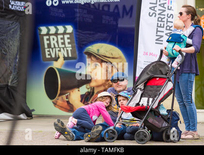 Salisbury, Wiltshire, Regno Unito. 26 maggio 2019. Una varietà di intrattenimento a Salisbury Festival Internazionale delle Arti di mantenere la folla intrattenuti. Famiglia giovane guarda l'intrattenimento - evento gratuito. Credito: Carolyn Jenkins/Alamy Live News Foto Stock