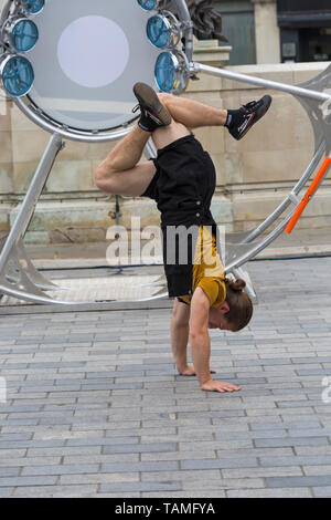 Salisbury, Wiltshire, Regno Unito. 26 maggio 2019. Una varietà di intrattenimento a Salisbury Festival Internazionale delle Arti di mantenere la folla intrattenuti. Eseguire impulsi. Credito: Carolyn Jenkins/Alamy Live News Foto Stock