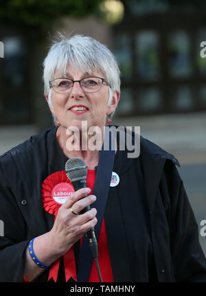 Manchester, Regno Unito. 26 Maggio, 2019. Julie Ward europarlamentare per il partito laburista parlando a un cavalletto fino al razzismo rally al di fuori del conteggio elettorale Tommy contrapposte Robinson che sta in piedi in occasione delle elezioni europee. Tommy Robinson sostenitori dal Giubbotto giallo UK movimento anche raccolte al di fuori del conteggio. Centrale di Manchester, Manchester. Credito: Barbara Cook/Alamy Live News Foto Stock