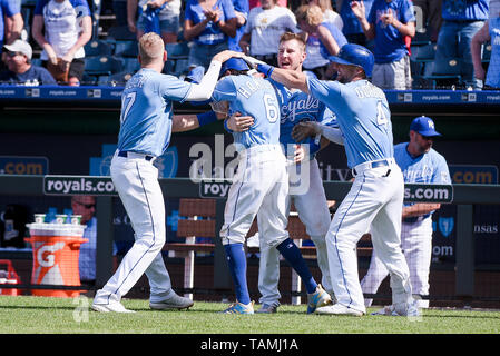 Kansas City, Missouri, Stati Uniti d'America. 26 Maggio, 2019. 26 maggio 2019: i compagni di squadra mob Kansas City Royals center fielder Billy Hamilton (6) dopo che il punteggio vincente nel fondo del decimo innning durante un American League tra i New York Yankees e il Kansas City Royals tenutosi a Kaufmann Stadium di Kansas City, MO Richard Ulreich/CSM Credito: Cal Sport Media/Alamy Live News Foto Stock