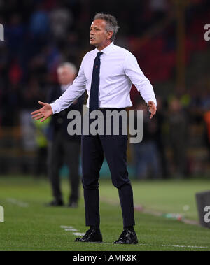 Bologna, Italia. 25 Maggio, 2019. A Bologna al capo allenatore Sinisa Mihajlovic reagisce durante una serie di una partita di calcio tra Bologna e Napoli a Bologna, Italia, 25 maggio 2019. Bologna ha vinto 3-2. Credito: Alberto Lingria/Xinhua/Alamy Live News Foto Stock