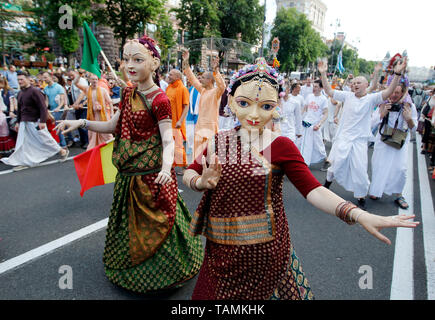 Hare Krishna devoti sono visibili durante il Carnevale Ratha-Yatra di carri a Kiev. Secondo la mitologia, la Ratha Yatra risale a circa 5 mila anni quando dio indù Krishna, insieme con il suo fratello più anziano Balaram e sorella Subhadra, sono stati tirati su un carro da Kurukshetra a Vrindavana da Krishna devoti del. Ratha Yatra a cui si fa riferimento anche come Rathayatra, Rathajatra o carro il festival è famoso corteo pubblico in un carro, celebrato ogni anno in India e attira oltre un milione di pellegrini indù per partecipare alla processione. L'elemento centrale della passeggiata è Ratha, magnificamente decorate ch Foto Stock