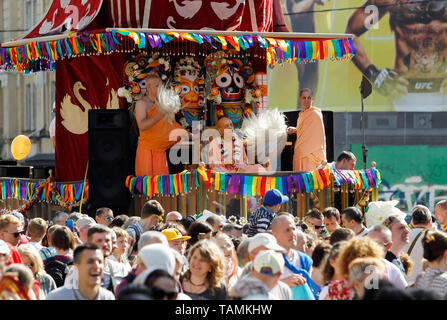 Hare Krishna devoti sono visti tirando un carro decorativo alto otto metri durante il Carnevale Ratha-Yatra di carri a Kiev. Secondo la mitologia, la Ratha Yatra risale a circa 5 mila anni quando dio indù Krishna, insieme con il suo fratello più anziano Balaram e sorella Subhadra, sono stati tirati su un carro da Kurukshetra a Vrindavana da Krishna devoti del. Ratha Yatra a cui si fa riferimento anche come Rathayatra, Rathajatra o carro il festival è famoso corteo pubblico in un carro, celebrato ogni anno in India e attira oltre un milione di pellegrini indù per partecipare alla processione. L'elemento centrale di Foto Stock