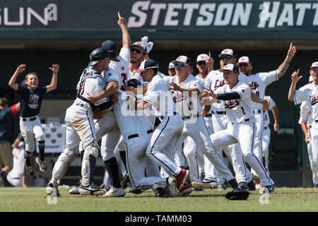 DeLand, FL, Stati Uniti d'America. 26 Maggio, 2019. Liberty tempesta dei giocatori sul campo dopo aver sconfitto Stetson 4-3 la rivendicazione del 2019 ASUN campionato di baseball al campo Melching al Conrad Park in DeLand, FL Romeo Guzman/CSM/Alamy Live News Foto Stock