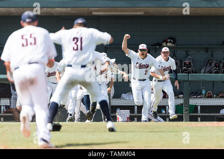 DeLand, FL, Stati Uniti d'America. 26 Maggio, 2019. Liberty tempesta dei giocatori sul campo dopo aver sconfitto Stetson 4-3 la rivendicazione del 2019 ASUN campionato di baseball al campo Melching al Conrad Park in DeLand, FL Romeo Guzman/CSM/Alamy Live News Foto Stock