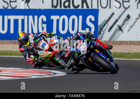 Castle Donington, Leicestershire, Regno Unito. 25 Maggio, 2019. Bennetts British Superbike; Jason O'Halloran in sella alla sua Yamaha McAMS conduce da Hector Barbera in sella al suo quattro impianti JG Speedfit credito Kawasaki: Azione Plus sport/Alamy Live News Foto Stock