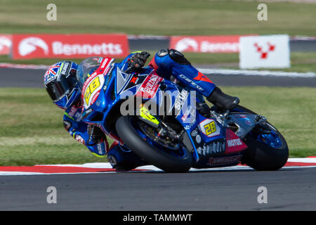 Castle Donington, Leicestershire, Regno Unito. 25 Maggio, 2019. Bennetts British Superbike; Bradley Ray in sella alla sua Buildbase Suzuki si inclina in curva Credit: Azione Plus sport/Alamy Live News Foto Stock