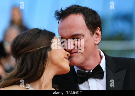 Cannes, Francia. 25 Maggio, 2019. Il Direttore Quentin Tarantino (R) pone sul tappeto rosso della cerimonia di chiusura del 72a Cannes Film Festival di Cannes, Francia, il 25 maggio 2019. La tenda della 72esima edizione del Festival del Cinema di Cannes è sceso il sabato sera con il sud coreano film 'parassita' vincendo questo anno il premio più prestigioso, La Palme d'Or. Credito: Zhang Cheng/Xinhua/Alamy Live News Foto Stock
