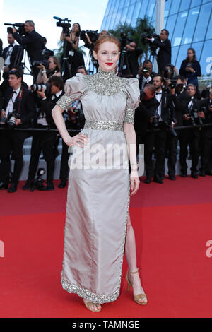 Cannes, Francia. 25 Maggio, 2019. Attrice Emily Beecham pone sul tappeto rosso della cerimonia di chiusura del 72a Cannes Film Festival di Cannes, Francia, il 25 maggio 2019. La tenda della 72esima edizione del Festival del Cinema di Cannes è sceso il sabato sera con il sud coreano film 'parassita' vincendo questo anno il premio più prestigioso, La Palme d'Or. Credito: Zhang Cheng/Xinhua/Alamy Live News Foto Stock