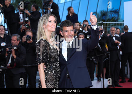 Cannes, Francia. 25 Maggio, 2019. Attore Antonio Banderas (R) pone sul tappeto rosso della cerimonia di chiusura del 72a Cannes Film Festival di Cannes, Francia, il 25 maggio 2019. La tenda della 72esima edizione del Festival del Cinema di Cannes è sceso il sabato sera con il sud coreano film 'parassita' vincendo questo anno il premio più prestigioso, La Palme d'Or. Credito: Zhang Cheng/Xinhua/Alamy Live News Foto Stock