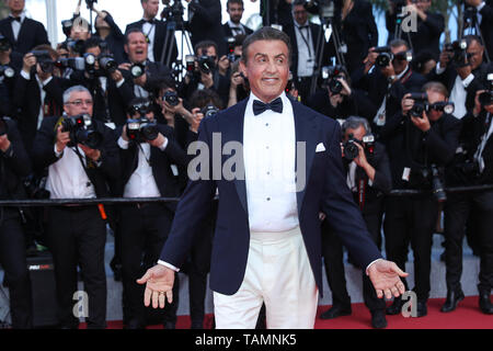 Cannes, Francia. 25 Maggio, 2019. Attore Sylvester Stallone pone sul tappeto rosso della cerimonia di chiusura del 72a Cannes Film Festival di Cannes, Francia, il 25 maggio 2019. La tenda della 72esima edizione del Festival del Cinema di Cannes è sceso il sabato sera con il sud coreano film 'parassita' vincendo questo anno il premio più prestigioso, La Palme d'Or. Credito: Zhang Cheng/Xinhua/Alamy Live News Foto Stock