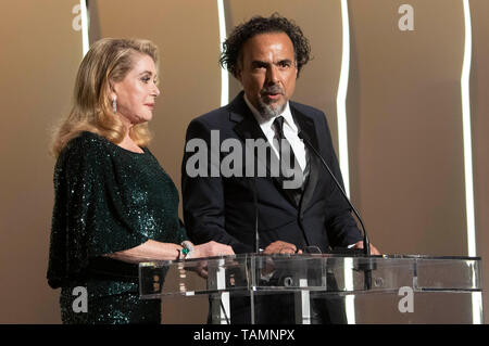 Catherine Deneuve e Alejandro Gonzalez Inarritu alla cerimonia di consegna del premio durante la 72a Cannes Film Festival presso il Palais des Festivals Maggio 25, 2019 a Cannes, Francia Foto Stock