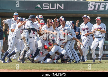 DeLand, FL, Stati Uniti d'America. 26 Maggio, 2019. Brocca Liberty Evan Brabrand (31) viene assaliti da Liberty giocatori sul campo dopo aver sconfitto Stetson 4-3 la rivendicazione del 2019 ASUN campionato di baseball al campo Melching al Conrad Park in DeLand, FL Romeo Guzman/CSM/Alamy Live News Foto Stock