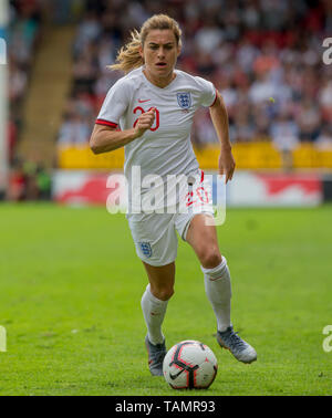 25 maggio 2019, le banche's Stadium, Walsall, Inghilterra; Womens international football friendly, Inghilterra contro la Danimarca; Karen Carney di Inghilterra con la sfera ai suoi piedi Foto Stock