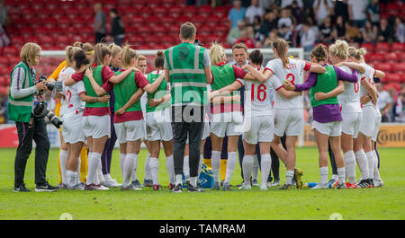25 maggio 2019, le banche's Stadium, Walsall, Inghilterra; Womens international football friendly, Inghilterra contro la Danimarca; Inghilterra Manager Phil Neville a parlare con il suo team in un cerchio sul passo dopo la loro vittoria 2-0 contro la Danimarca Foto Stock