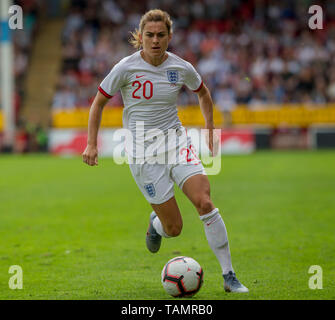 25 maggio 2019, le banche's Stadium, Walsall, Inghilterra; Womens international football friendly, Inghilterra contro la Danimarca; Karen Carney di Inghilterra con la sfera ai suoi piedi Foto Stock