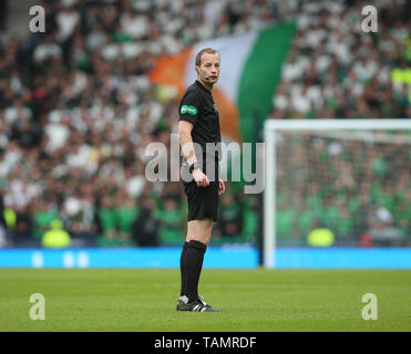 25 maggio 2019, Hampden Park, Glasgow, Scozia; Scottish Football Cup finale, cuore di Midlothian versus Celtic; arbitro Willie Collum orologi l'azione Foto Stock