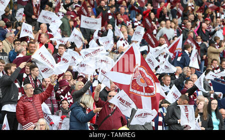 25 maggio 2019, Hampden Park, Glasgow, Scozia; Scottish Football Cup finale, cuore di Midlothian versus Celtic; cuori tifosi a sostegno della propria squadra con le bandiere Foto Stock