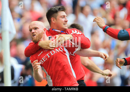 Londra, Inghilterra 26 Maggio Jonny Williams di Charlton Athletic celebra Patrick Bauer di Charlton Athletic goal vincente per il suo lato durante il cielo scommettere League 1 play off finale tra Charlton Athletic e Sunderland allo Stadio di Wembley, Londra domenica 26 maggio 2019. (Credit: Leila Coker | MI News) Credito: MI News & Sport /Alamy Live News Foto Stock