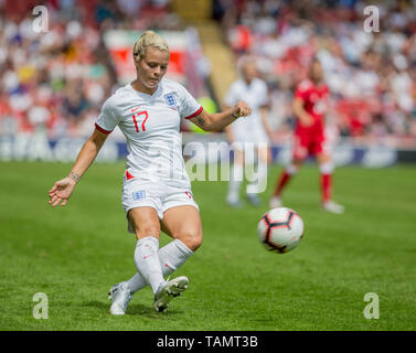 25 maggio 2019, le banche's Stadium, Walsall, Inghilterra; Womens international football friendly, Inghilterra contro la Danimarca; Rachel Daly di Inghilterra attraversando la sfera Foto Stock