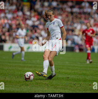 25 maggio 2019, le banche's Stadium, Walsall, Inghilterra; Womens international football friendly, Inghilterra contro la Danimarca; Jill Scott di Inghilterra passando la palla Foto Stock