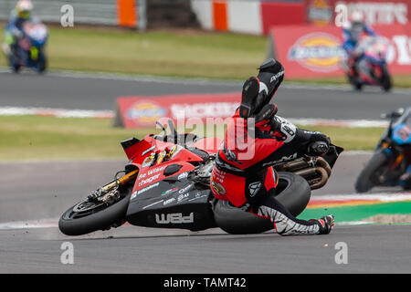 25 maggio 2019, Castle Donington, Leicestershire, Inghilterra; Bennetts British Superbike; Josh Brookes è lanciato dal suo essere più saggio Ducati Foto Stock