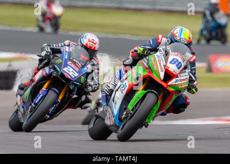 25 maggio 2019, Castle Donington, Leicestershire, Inghilterra; Bennetts British Superbike; Hector Barbera in sella al suo quattro impianti JG Speedfit Kawasaki davanti a Jason O'Halloran in sella alla sua Yamaha McAMS Foto Stock