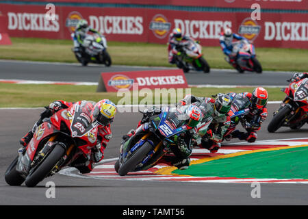 25 maggio 2019, Castle Donington, Leicestershire, Inghilterra; Bennetts British Superbike; Josh Brookes in sella al suo essere più saggio Ducati davanti a Jason O'Halloran in sella alla sua Yamaha McAMS Foto Stock