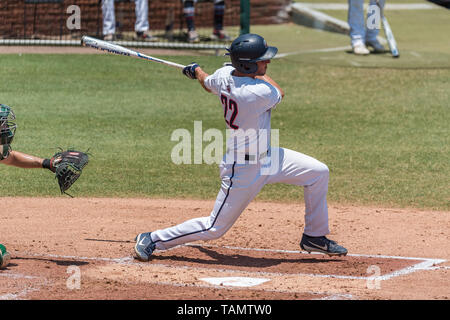 DeLand, FL, Stati Uniti d'America. 26 Maggio, 2019. Liberty terzo baseman Tyler Galazin (22) durante il campionato ASUN baseball gioco azione tra le fiamme Liberty e la Stetson Hatters. Liberty ha sconfitto Stetson 4-3 al campo Melching al Conrad Park in DeLand, FL Romeo Guzman/CSM/Alamy Live News Foto Stock