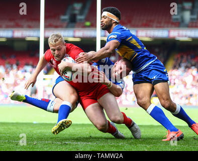 Anfield, Liverpool, Regno Unito. 26 Maggio, 2019. Rugby League Dacia Magic Weekend; Giordania Abdull of London Broncos si blocca su per provare in 49minuti per renderlo 14-8 con Nathaniel Peteru e Cameron Smith di Leeds rinoceronti impossibile arrestare lui Credito: Azione Sport Plus/Alamy Live News Foto Stock