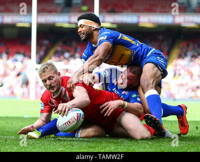 Anfield, Liverpool, Regno Unito. 26 Maggio, 2019. Rugby League Dacia Magic Weekend; Giordania Abdull of London Broncos si blocca su per provare in 49minuti per renderlo 14-8 con Nathaniel Peteru e Cameron Smith di Leeds rinoceronti impossibile arrestare lui Credito: Azione Sport Plus/Alamy Live News Foto Stock