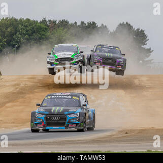 Silverstone, Northampton, Regno Unito. 26 Maggio, 2019. 26 maggio 2019, Silverstone, Northampton, Inghilterra, Speedmachine 2019 Festival; Andreas Bakkerud (NOR) in Audi S1 per il Team Monster Energy RX leader del cartello la seconda semi finale del mondiale FIA Rallycross campionato a Silverstone inseguiti in aria di Janis Baumanis (LVA) nel Ford Fiesta per Team Stard e Liam Doran (GBR) in Audi S1 per il Team Monster Energy RX credito cartello: Azione Plus immagini di sport/Alamy Live News Foto Stock