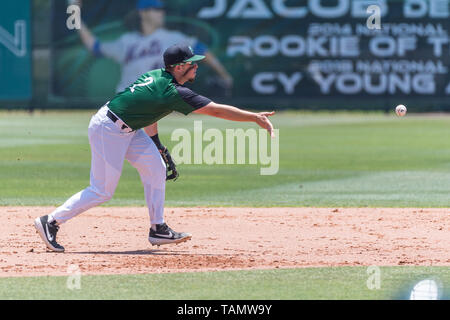 DeLand, FL, Stati Uniti d'America. 26 Maggio, 2019. Stetson breve sosta Jorge Arenas (2) durante il campionato ASUN baseball gioco azione tra le fiamme Liberty e la Stetson Hatters. Liberty ha sconfitto Stetson 4-3 al campo Melching al Conrad Park in DeLand, FL Romeo Guzman/CSM/Alamy Live News Foto Stock