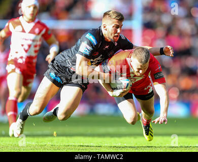 Anfield, Liverpool, Regno Unito. 26 Maggio, 2019. Rugby League Dacia Magic Weekend; Matty Costello di St Helens è affrontato da Greg Minikin di Castleford Tigers Credito: Azione Sport Plus/Alamy Live News Foto Stock