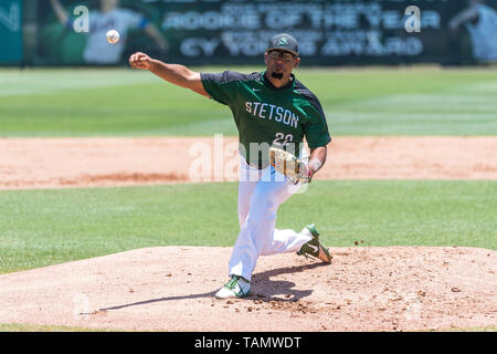 DeLand, FL, Stati Uniti d'America. 26 Maggio, 2019. Stetson a partire lanciatore Vlad Nunez (22) durante il campionato ASUN baseball gioco azione tra le fiamme Liberty e la Stetson Hatters. Liberty ha sconfitto Stetson 4-3 al campo Melching al Conrad Park in DeLand, FL Romeo Guzman/CSM/Alamy Live News Foto Stock