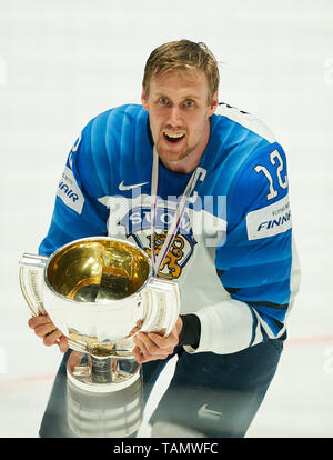 Bratislava, Slovacchia. 26 Maggio, 2019. Marko Anttila, aletta 12, la Finlandia ha vinto il titolo e celebrare il trofeo CANADA - FINLANDIA 1-3 Kanada - Finnland FINAL IIHF Hockey su ghiaccio ai campionati mondiali di Bratislava, Slovacchia, Slowakei, 26 maggio 2019, STAGIONE 2018/2019, Credito: Peter Schatz/Alamy Live News Foto Stock