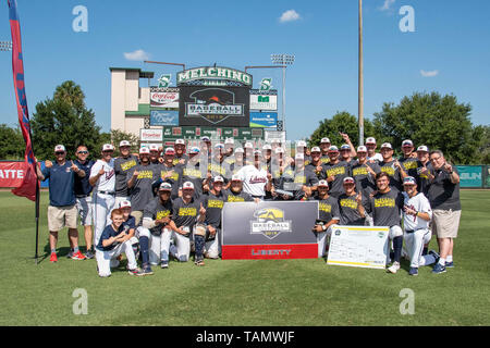 DeLand, FL, Stati Uniti d'America. 26 Maggio, 2019. Liberty giocatori e allenatori posano per una foto dopo aver sconfitto Stetson 4-3 la rivendicazione del 2019 ASUN campionato di baseball al campo Melching al Conrad Park in DeLand, FL Romeo Guzman/CSM/Alamy Live News Foto Stock